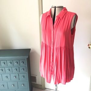 🥳3/$30🌸 Sleeveless shirt/tunic in high-low cut